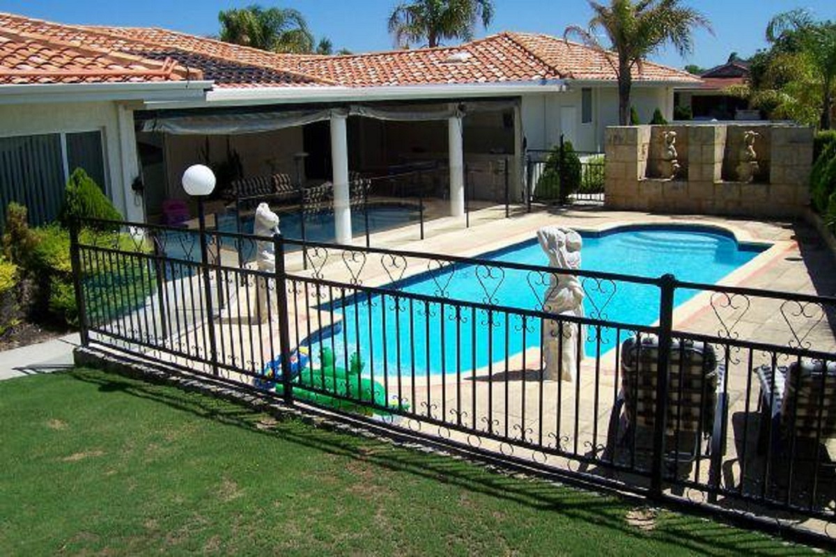 Three Reasons to Install a Fence Around Your Florida Pool