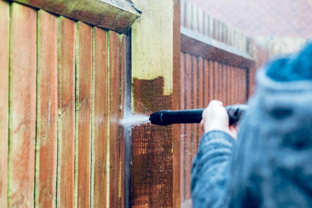 Three Mistakes People Make When Cleaning Their Fence