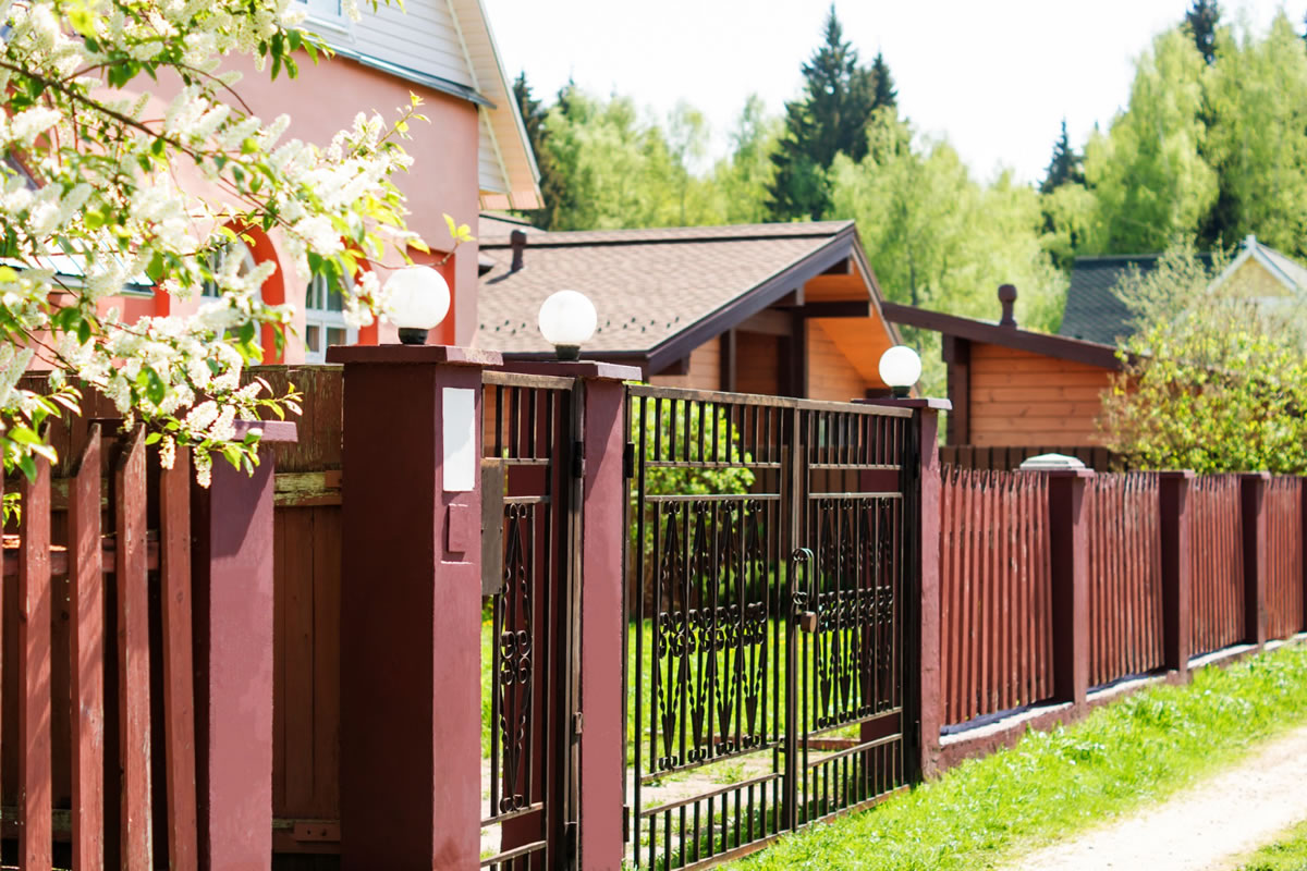 Four Advantages of Installing in a Privacy Fence for Your Residence