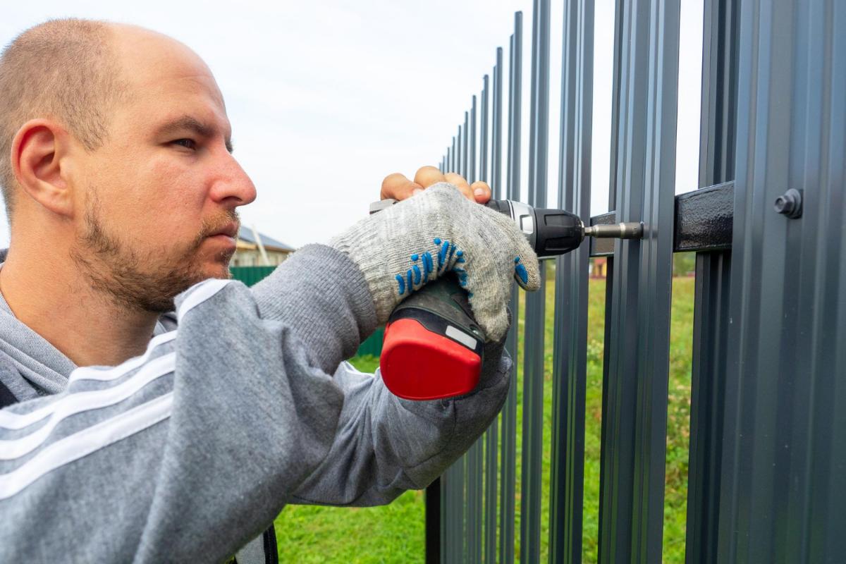 Ramping Up Security: Contrasts Between Aluminum and Steel Fences