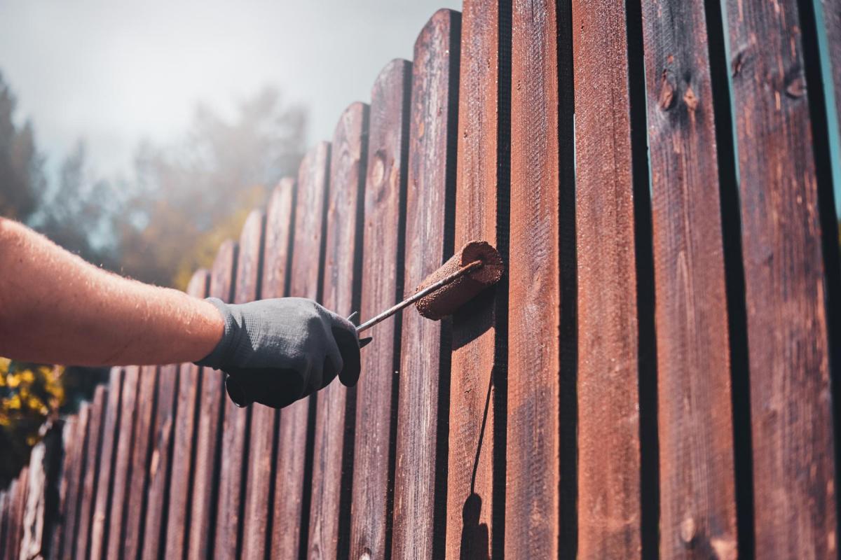 Four Simple Fence Repairs You Can Do This Summer