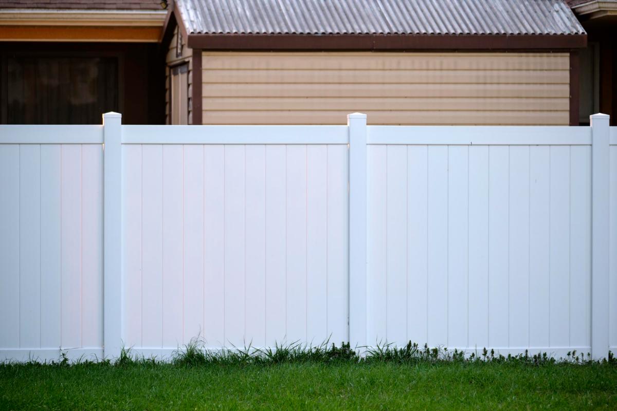The Best Fence Types for Hot Summer Conditions.