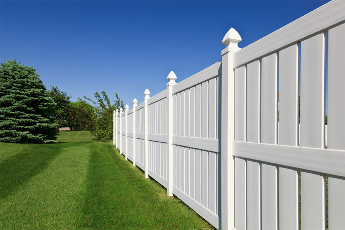 Why Should I Choose Vinyl for My Residential Fence?