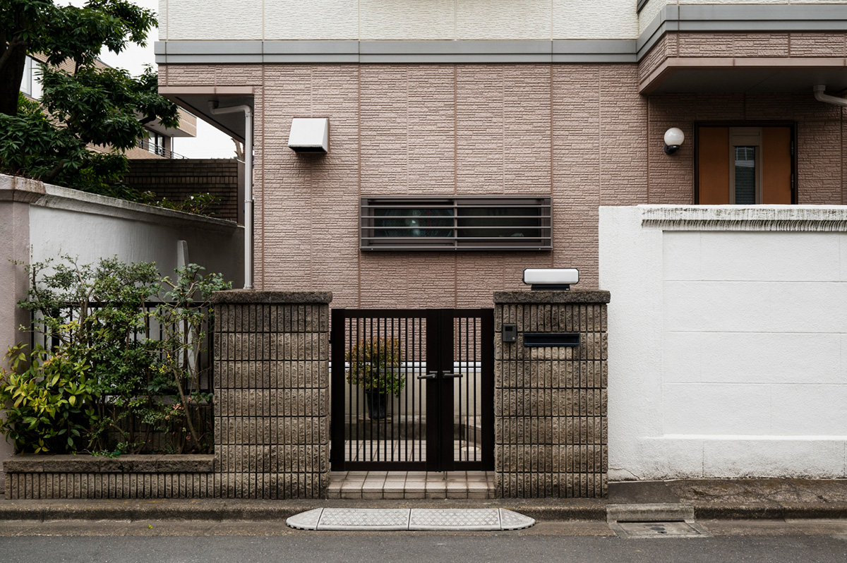 The Ultimate Guide to Choosing the Perfect Fence for a Home on a Busy Road