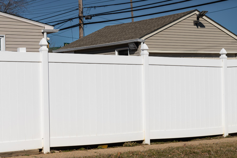 Vinyl vs. Aluminum: Which Fence Lasts Longest in Orlando?