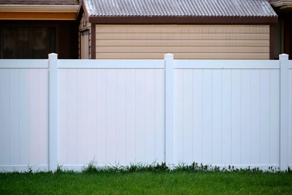 The Best Fence Types for Hot Summer Conditions.