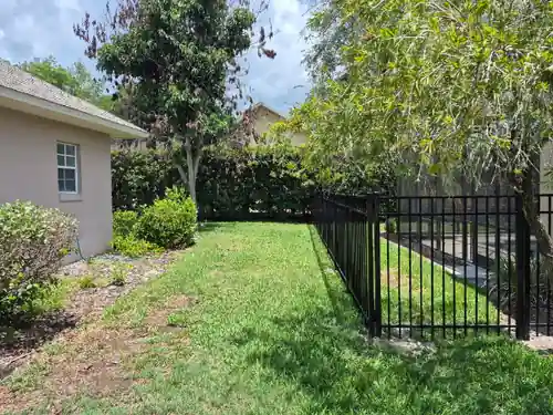 Aluminum backyard fence corner install in Orlando